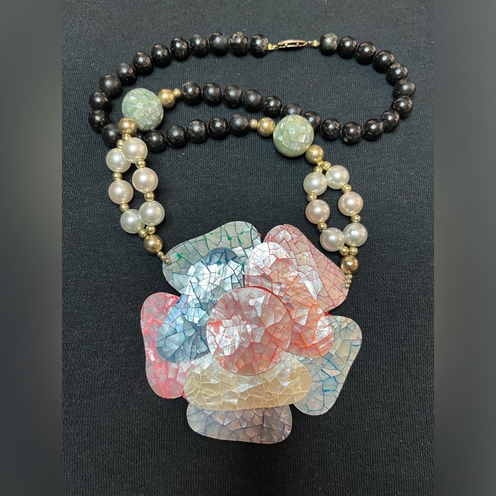 Vintage Lee Sands 70’s Flower Mother of Pearl Inlay on Ceramic Necklace